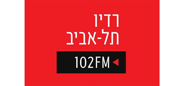 ד"ר לויטס לוגו של רדיו תל אביב על רקע אדום, עם הכיתוב "רדיו תל-אביב" באנגלית ובעברית. בתחתית הלוגו נמצא תווית עם מספר התחנה 102FM, יחד עם חץ אדום המצביע שמאלה.